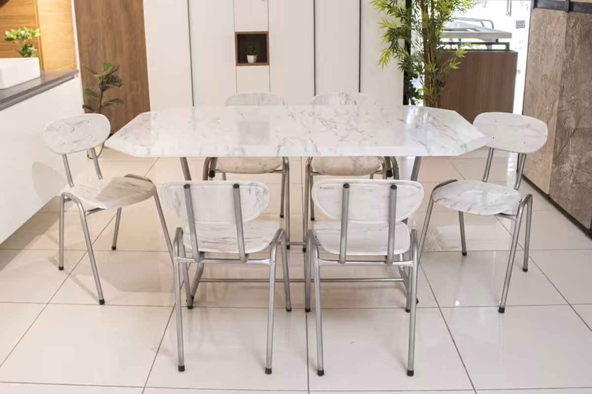 Table à manger design effet marbre blanc en Tunisie, disponible au Marché du Meuble à partir de 420 DT
